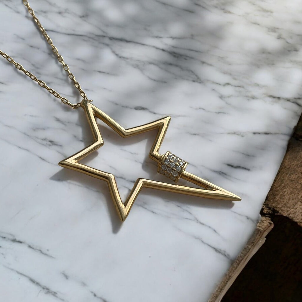 Shine like a star with our quirky, one-of-a-kind Star Necklace! Its irregular shape and dazzling zirconia stones add a touch of fun and playfulness to any outfit. Made of 14ct gold and sterling silver, it's a must-have piece for your jewellery collection.
