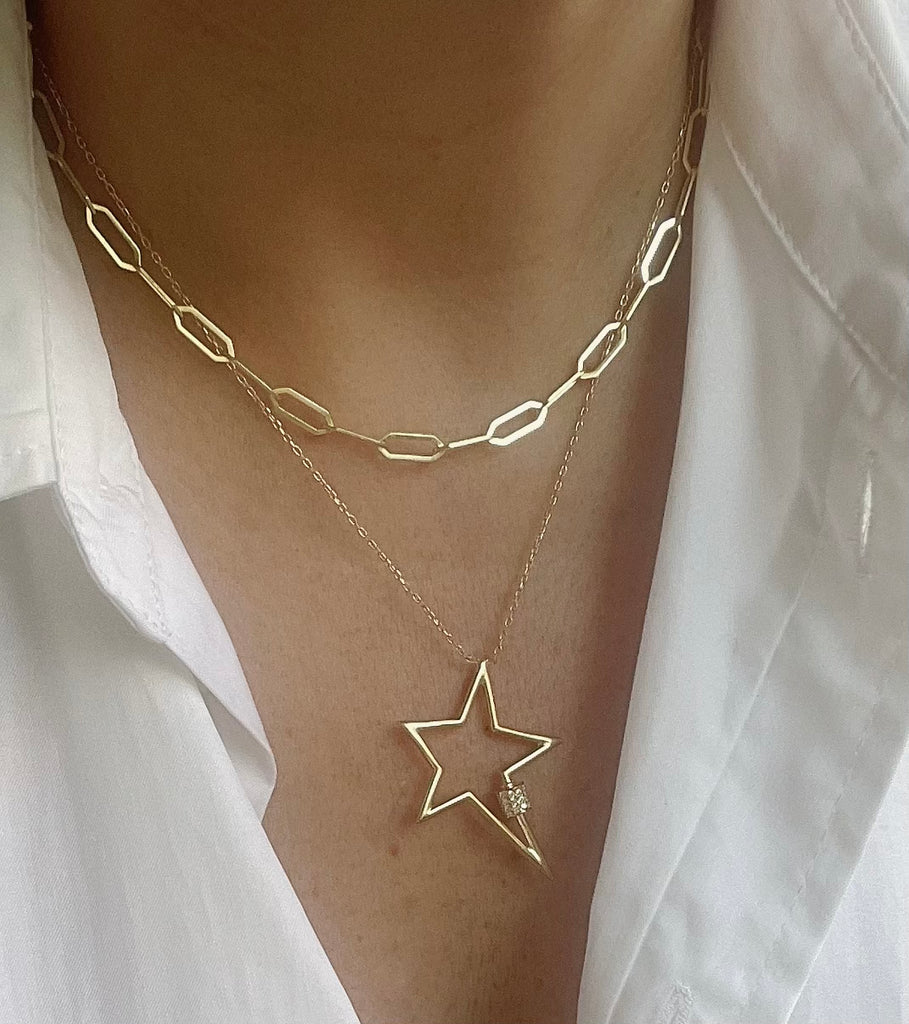 Shine like a star with our quirky, one-of-a-kind Star Necklace! Its irregular shape and dazzling zirconia stones add a touch of fun and playfulness to any outfit. Made of 14ct gold and sterling silver, it's a must-have piece for your jewellery collection.
